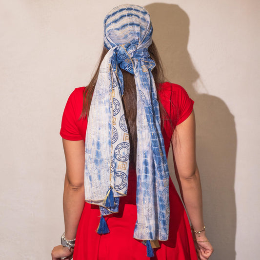 Pañuelo Nomad Sari Marbella azul con dorado, 180 × 50 cm