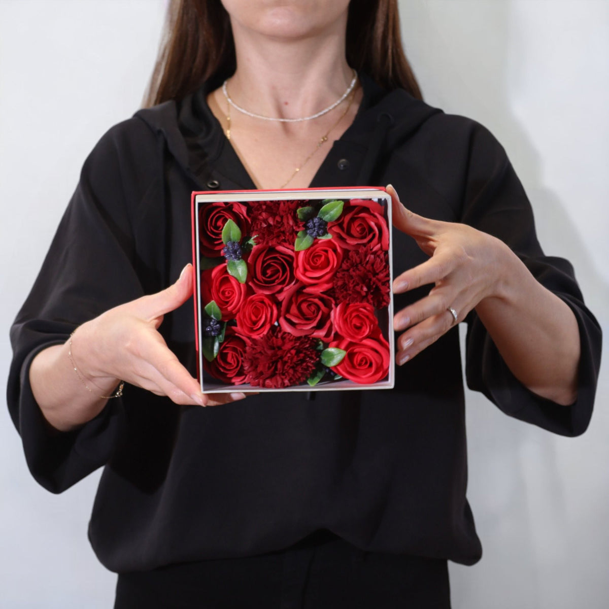 Caja cuadrada de rosas rojas clásicas de jabón
