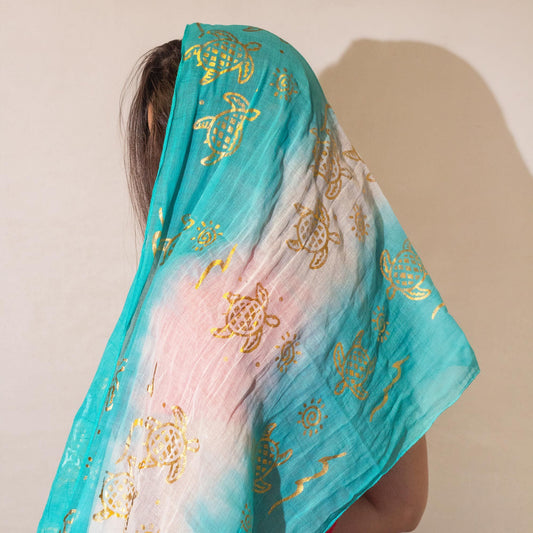 Pañuelo Nomad Sari turquesa con tortugas doradas, 180 × 50 cm