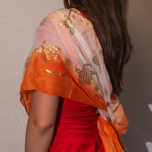 Pañuelo Nomad Sari coral con tortugas doradas, 180 × 50 cm