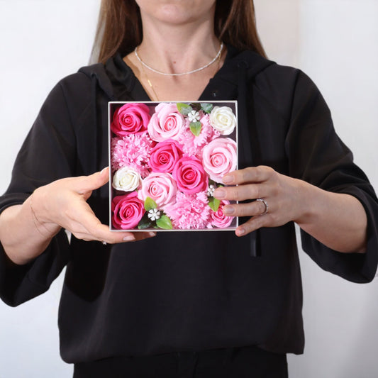Caja cuadrada Baby Blessings con rosas de jabón