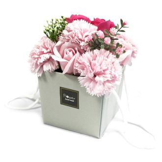 Ramo de flores de jabón con rosas rosas y clavel