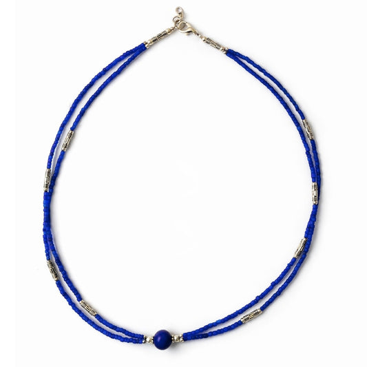 Collar nepalí de dos líneas con colgante de ónix azul y lapislázuli