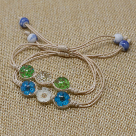 Pulsera de tres flores prensadas