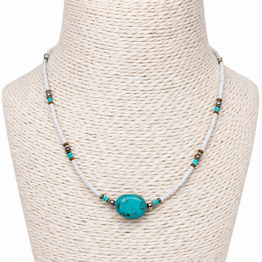 Collar artesanal con colgante de howlita y turquesa de Nepal, 42 cm