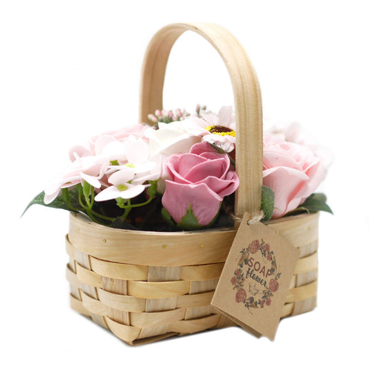 Ramo de flores de jabón rosa en canasta de mimbre