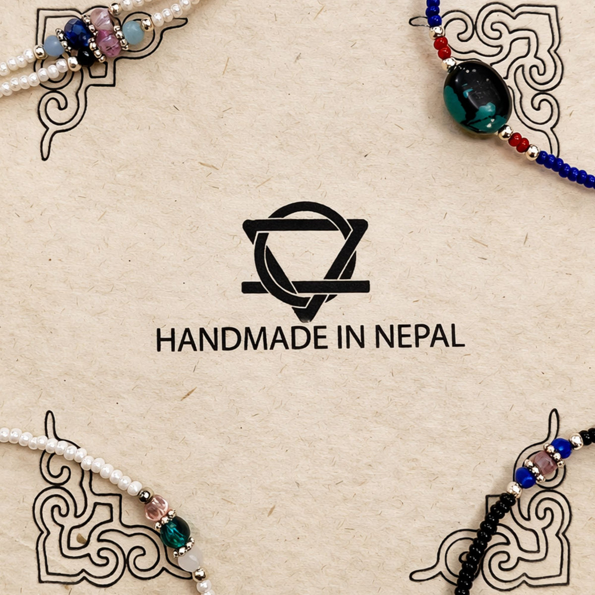 Tobillera fina nepalí de doble hilera con detalle de cuentas de lapislázuli y latón - (22 cm)