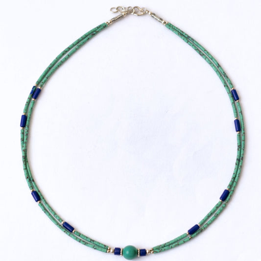 Collar nepalí de dos líneas con colgante de lapislázuli y malaquita