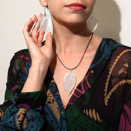 Pendientes Hoja de Valor en tono plateado