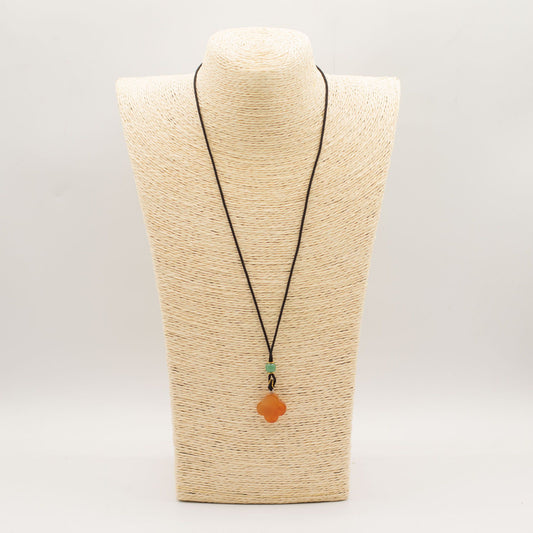 Collar de jade rojo con trébol de cuatro hojas y cordón ajustable